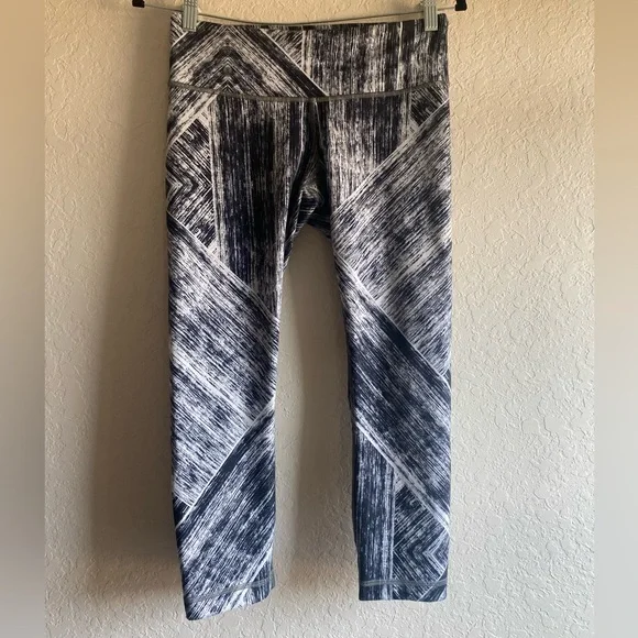 Lululemon Wunder Under Crop II *Full-On Luon in Heat Wave White Black ~ Size 6 - Picture 3 of 9